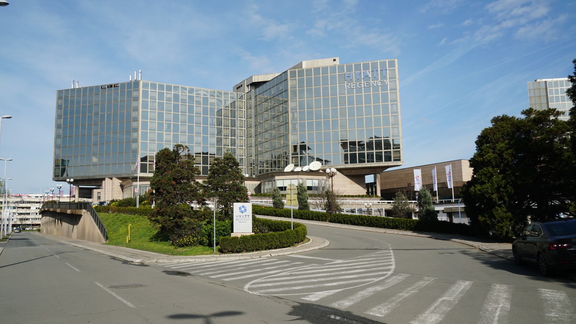 Transfer passengers from Airport to Hotel Hyatt